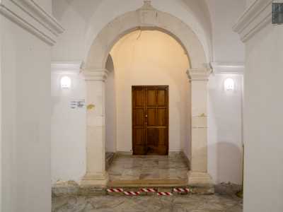 Per salire al piano superiore superiamo un arco...